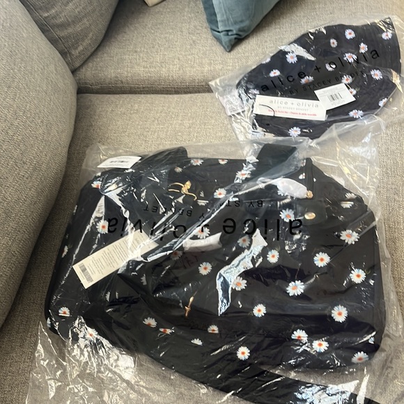 Alice + Olivia Daisy Duffel and Hat Set - Picture 7 of 8